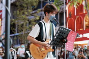 วง Rainyroom โรงเรียนอัสสัมชัญ แสดงดนตรีร่วมกับศิลปิน ณ Siam Square